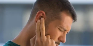 نہاتے وقت کان میں پانی چلا جائے تو کیا کریں؟ ماہرین کی اہم ہدایات