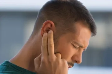 نہاتے وقت کان میں پانی چلا جائے تو کیا کریں؟ ماہرین کی اہم ہدایات