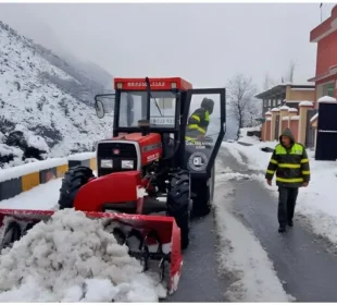 مری میں شدید برفباری، تمام داخلی راستے بند، ریسکیو آپریشن جاری
