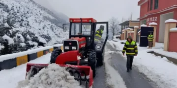 مری میں شدید برفباری، تمام داخلی راستے بند، ریسکیو آپریشن جاری