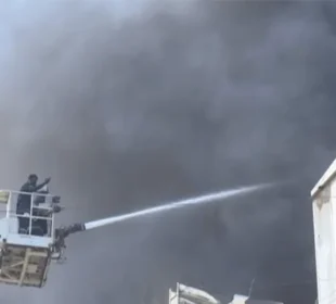 کراچی: گتے کی فیکٹری میں لگنے والی آگ پر قابو پا لیا گیا