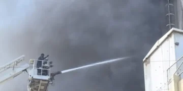 کراچی: گتے کی فیکٹری میں لگنے والی آگ پر قابو پا لیا گیا