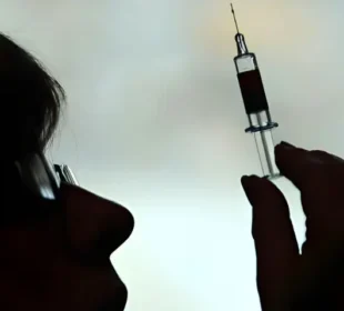 آندھرا پردیش: ذاتی رنجش کے الزام میں ڈاکٹر خاتون پر ایچ آئی وی انجکشن، 4 گرفتار 4 آندھرا پردیش: ذاتی رنجش کے الزام میں ڈاکٹر خاتون پر ایچ آئی وی انجکشن، 4 گرفتار