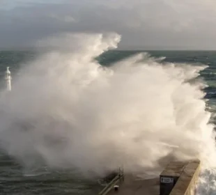 طوفان چندرا برطانیہ سے ٹکرانے والا ہے، شہریوں کو احتیاط کی ہدایت 8 طوفان چندرا برطانیہ سے ٹکرانے والا ہے، شہریوں کو احتیاط کی ہدایت