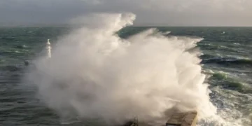 طوفان چندرا برطانیہ سے ٹکرانے والا ہے، شہریوں کو احتیاط کی ہدایت 33 طوفان چندرا برطانیہ سے ٹکرانے والا ہے، شہریوں کو احتیاط کی ہدایت