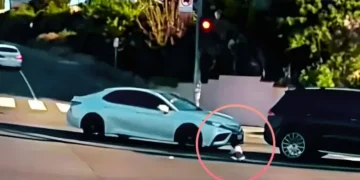 فلرٹن میں خوفناک حادثہ: 19 ماہ کا بچہ چلتی گاڑی سے گر گیا 9 فلرٹن میں خوفناک حادثہ: 19 ماہ کا بچہ چلتی گاڑی سے گر گیا