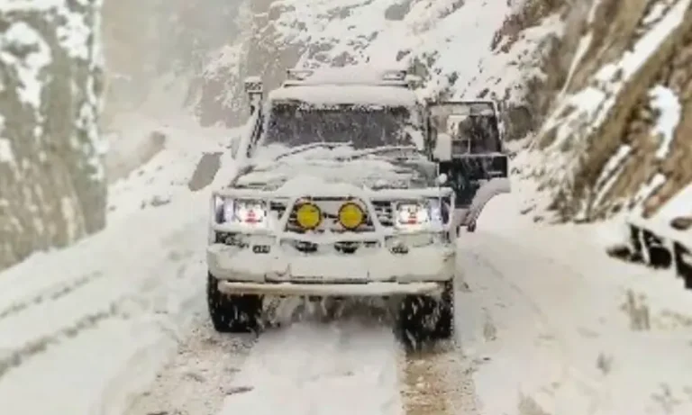 280929382ملک کے مختلف حصوں میں شدید برفباری، معمولاتِ زندگی مفلوج25e7dd