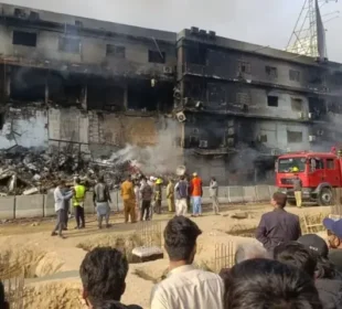 سانحہ گل پلازہ: تحقیقاتی رپورٹ میں چونکا دینے والے تضادات، اصل حقائق کہاں غائب؟ 4 سانحہ گل پلازہ: تحقیقاتی رپورٹ میں چونکا دینے والے تضادات، اصل حقائق کہاں غائب؟