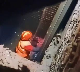 کھلی سیوریج لائن جان لے گئی، ماں کی لاش مل گئی، بچی لاپتہ 3 کھلی سیوریج لائن جان لے گئی، ماں کی لاش مل گئی، بچی لاپتہ