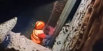 کھلی سیوریج لائن جان لے گئی، ماں کی لاش مل گئی، بچی لاپتہ