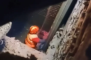 کھلی سیوریج لائن جان لے گئی، ماں کی لاش مل گئی، بچی لاپتہ 3 کھلی سیوریج لائن جان لے گئی، ماں کی لاش مل گئی، بچی لاپتہ