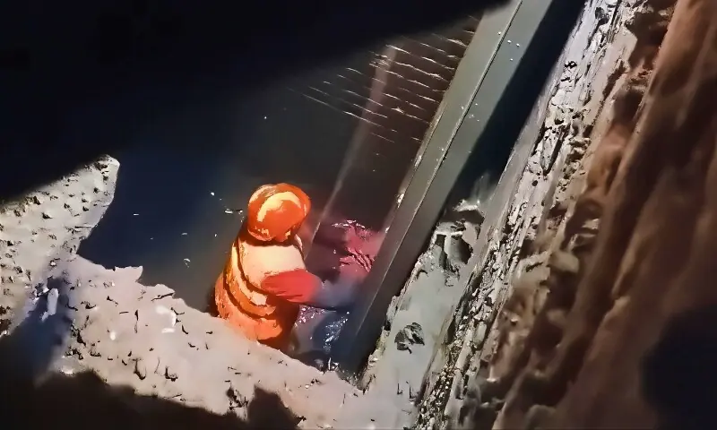 کھلی سیوریج لائن جان لے گئی، ماں کی لاش مل گئی، بچی لاپتہ