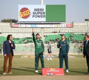 لاہور کے سٹیڈیم میں کرکٹ کی لڑائی، کون جیتے گا پہلا ٹی20؟