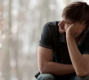 حد سے زیادہ سوچنا ذہنی صحت کے لیے خطرہ، ماہرین نے بچاؤ کے مؤثر طریقے بتا دیے