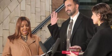 نیو یارک کے پہلے مسلمان میئر ظہران ممدانی نے عہدے کا حلف اٹھا لیا 8 نیو یارک کے پہلے مسلمان میئر ظہران ممدانی نے عہدے کا حلف اٹھا لیا