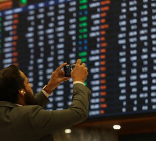 پاکستان اسٹاک مارکیٹ میں تیزی کا تسلسل، انڈیکس میں دو ہزار سے زائد پوائنٹس کا نمایاں اضافہ