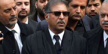 سیاسی سرگرمیوں کی اجازت نہ ملنا آئینی خلاف ورزی ہے، بیرسٹر علی ظفر