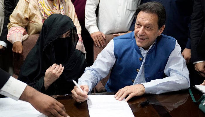 عمران خان اور بشریٰ بی بی کی سینٹرل جیل راولپنڈی میں ملاقات 1 عمران خان اور بشریٰ بی بی کی سینٹرل جیل راولپنڈی میں ملاقات