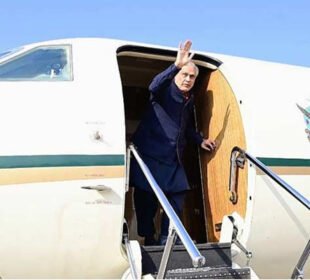 نائب وزیراعظم اسحاق ڈار سعودی عرب کے دورے پر مدینہ منورہ پہنچ گئے