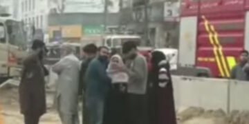 کراچی: گل پلازہ میں آگ، متعدد افراد لاپتا 36 کراچی: گل پلازہ میں آگ، متعدد افراد لاپتا