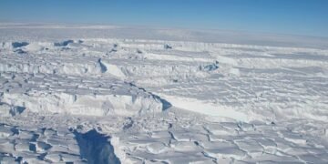 سائنسدانوں نے انٹارکٹیکا کے برفانی تہہ کے نیچے چھپی دنیا کا نقشہ تیار کر لیا 34 سائنسدانوں نے انٹارکٹیکا کے برفانی تہہ کے نیچے چھپی دنیا کا نقشہ تیار کر لیا