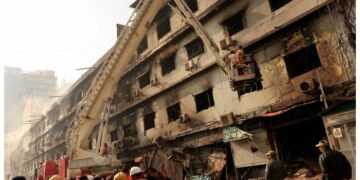 گل پلازہ: دو منزلیں کلیئر، جاں بحق افراد کی تعداد 26، لاپتا افراد کی تلاش جاری