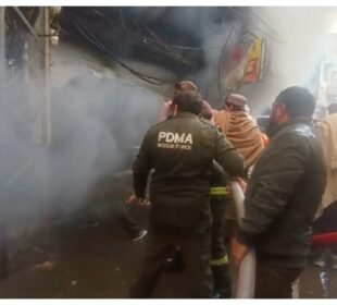 کوئٹہ: پرنس روڈ پر پلازہ میں آگ، درجنوں دکانیں جل گئیں