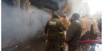 کوئٹہ: پرنس روڈ پر پلازہ میں آگ، درجنوں دکانیں جل گئیں 9 کوئٹہ: پرنس روڈ پر پلازہ میں آگ، درجنوں دکانیں جل گئیں