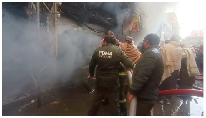 425727_8411964کوئٹہ: پرنس روڈ پر پلازہ میں آگ، درجنوں دکانیں جل گئیں_updates