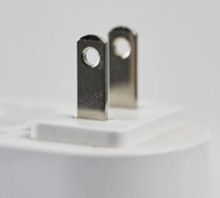 الیکٹرک پلگز میں موجود چھوٹے سوراخ کس لیے ہوتے ہیں؟