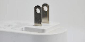 الیکٹرک پلگز میں موجود چھوٹے سوراخ کس لیے ہوتے ہیں؟