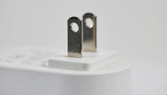 الیکٹرک پلگز میں موجود چھوٹے سوراخ کس لیے ہوتے ہیں؟