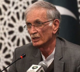 سابق وزیراعلیٰ خیبر پختونخوا پرویز خٹک ٹریفک حادثے میں زخمی 9 سابق وزیراعلیٰ خیبر پختونخوا پرویز خٹک ٹریفک حادثے میں زخمی