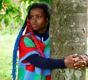 کینیا کی خاتون نے 72 گھنٹے تک درخت گلے لگانے کا عالمی ریکارڈ قائم کر دیا