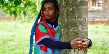 کینیا کی خاتون نے 72 گھنٹے تک درخت گلے لگانے کا عالمی ریکارڈ قائم کر دیا 36 کینیا کی خاتون نے 72 گھنٹے تک درخت گلے لگانے کا عالمی ریکارڈ قائم کر دیا