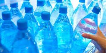 پلاسٹک کی بوتل سے پانی پینے کے ممکنہ خطرات: نئی تحقیق میں تشویشناک نتائج