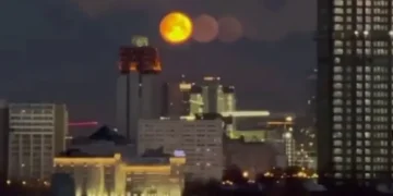 آسمان پر نایاب فلکیاتی منظر، ایک ساتھ چار چاند دکھائی دینے کا تاثر