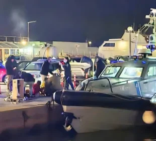 جزیرہ خیوس کے قریب مہاجرین کی کشتی حادثے کا شکار، ہلاکتیں اور متعدد زخمی 6 جزیرہ خیوس کے قریب مہاجرین کی کشتی حادثے کا شکار، ہلاکتیں اور متعدد زخمی