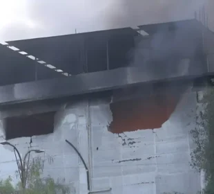 پلاسٹک فیکٹری سے شروع ہونے والی آگ نے دو فیکٹریوں کو لپیٹ میں لے لیا