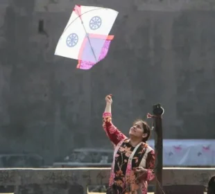 لاہور میں بسنت کا آخری دن، اندرون شہر رنگوں اور پتنگوں سے بھر گیا