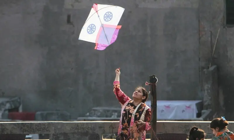 لاہور میں بسنت کا آخری دن، اندرون شہر رنگوں اور پتنگوں سے بھر گیا