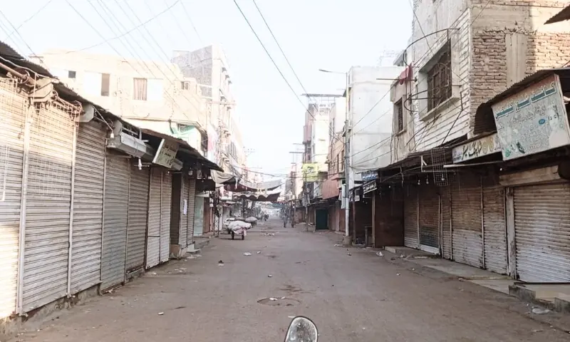 “پی ٹی آئی کا ملک گیر شٹر ڈاؤن: عمران خان کی کال پر سڑکیں سنسان، شہر خاموش”