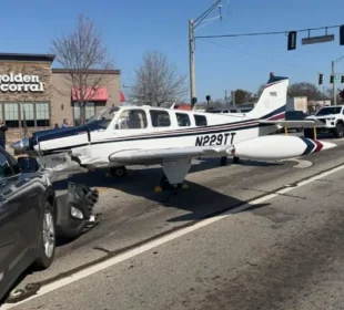 انجن فیل ہونے پر طیارے کی شاہراہ پر ایمرجنسی لینڈنگ 8 انجن فیل ہونے پر طیارے کی شاہراہ پر ایمرجنسی لینڈنگ
