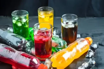 کھانے کے فوراً بعد ٹھنڈا سوڈا پینا: وقتی سکون یا صحت کے لیے نقصان؟