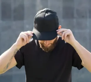 ٹوپی کے اوپر چھوٹا بٹن: سجاوٹ یا تاریخ کا راز؟