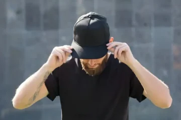 ٹوپی کے اوپر چھوٹا بٹن: سجاوٹ یا تاریخ کا راز؟ 1 ٹوپی کے اوپر چھوٹا بٹن: سجاوٹ یا تاریخ کا راز؟