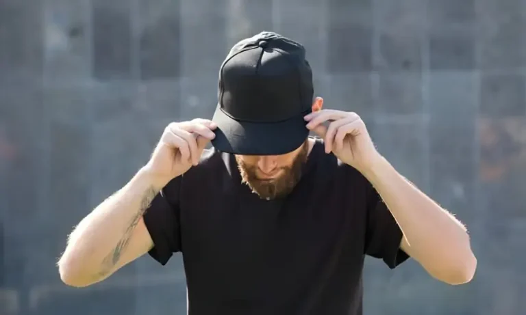 131123162ٹوپی کے اوپر چھوٹا بٹن: سجاوٹ یا تاریخ کا راز؟484117