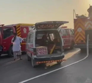 کراچی کے قریب ایم نائن موٹروے پر بھیانک ٹریفک حادثہ، 13 افراد جاں بحق 5 کراچی کے قریب ایم نائن موٹروے پر بھیانک ٹریفک حادثہ، 13 افراد جاں بحق