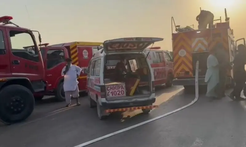 کراچی کے قریب ایم نائن موٹروے پر بھیانک ٹریفک حادثہ، 13 افراد جاں بحق 1 کراچی کے قریب ایم نائن موٹروے پر بھیانک ٹریفک حادثہ، 13 افراد جاں بحق