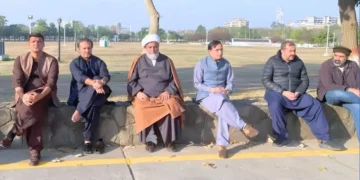 اسلام آباد میں پارلیمنٹ ہاؤس کے سامنے احتجاج جاری